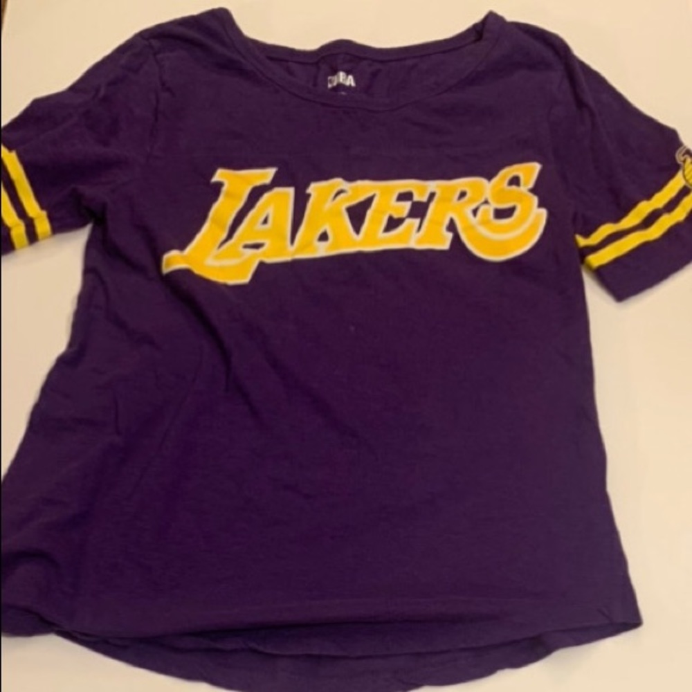 Women’s Small Lakers t-shirt